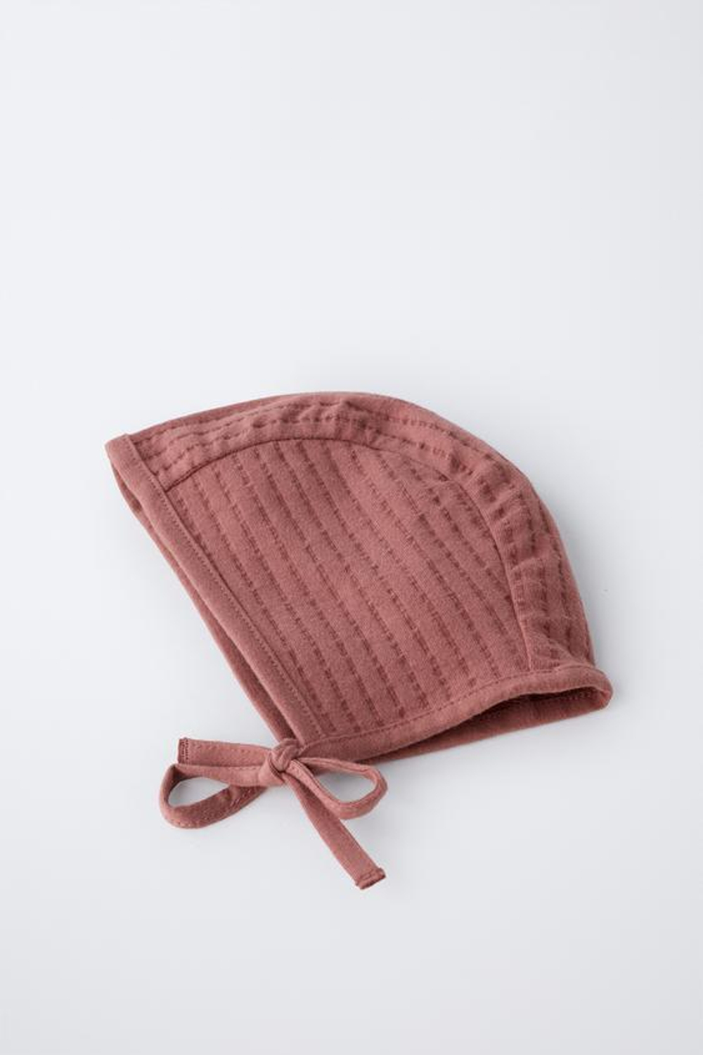 ZARA КОМПЛЕКТ ИЗ ЧЕПЧИКА И НАГРУДНИКА, МАЛИНОВЫЙ