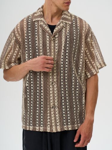 Коричневая рубашка с вязкой кроше