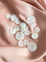 Пуговицы Белые На Прокол3 с бежевыми прожилками