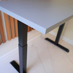 Регулируемый компьютерный стол Motor UP с регулировкой по высоте — столешница МДФ серый