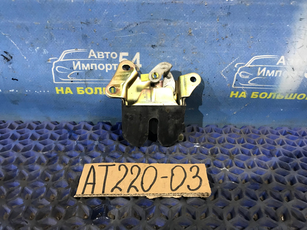 Замок багажника TOYOTA AVENSIS 1999