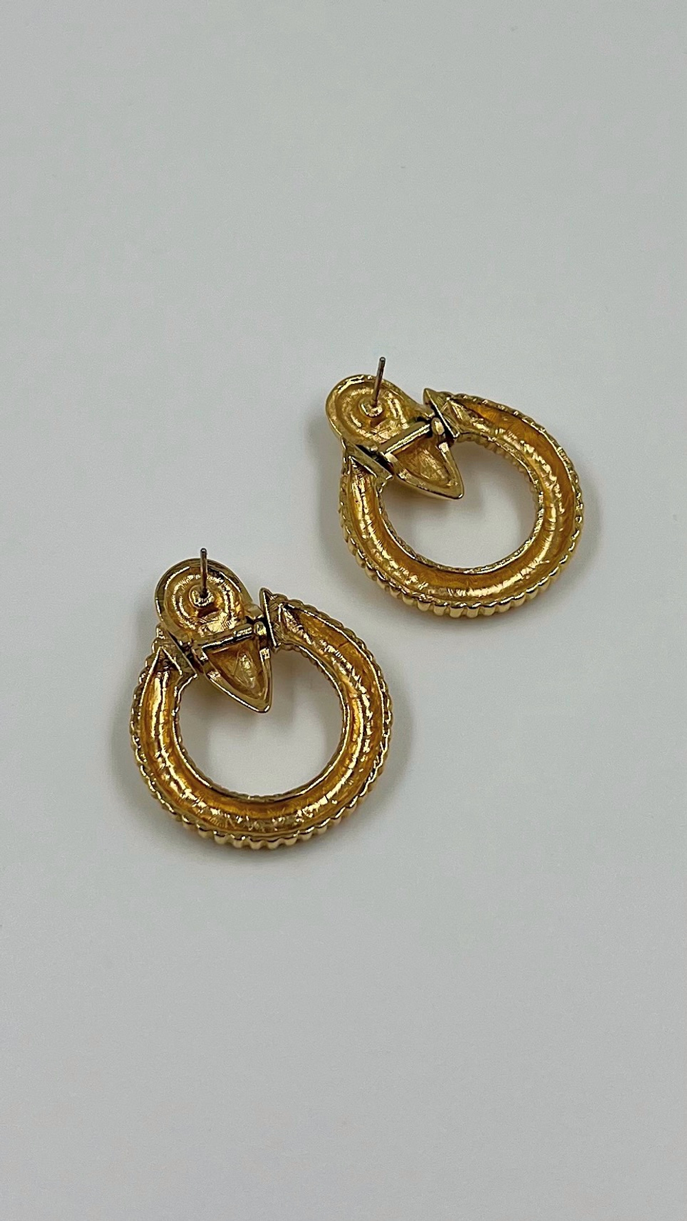 Серьги в стиле door knocker