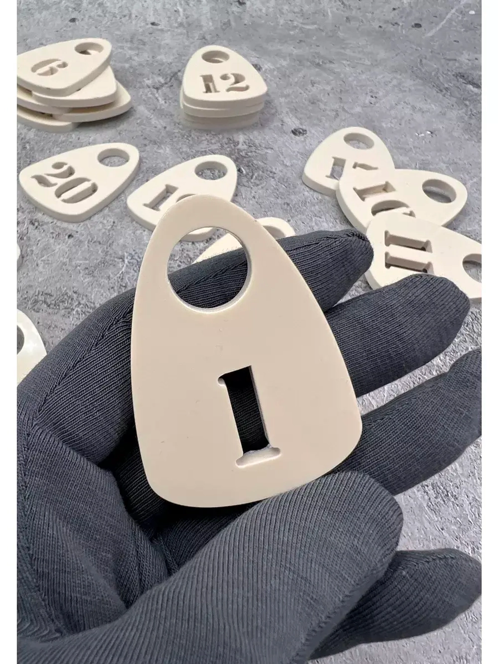 Номерки для гардероба прорезные