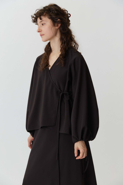 Блузка на запах из шоколадной шерсти