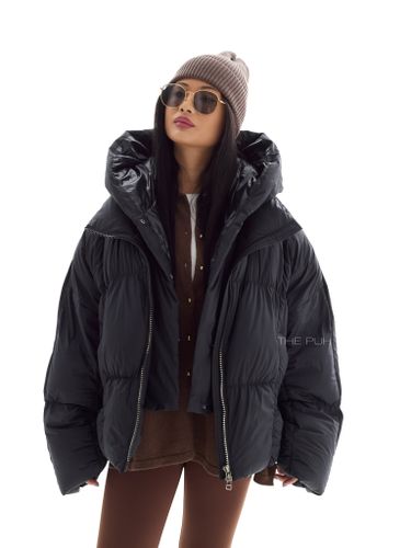 Объемный черный пуховик со съемной манишкой-капюшоном