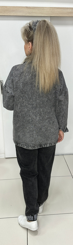 Джинсовый жакет со стразовым принтом в графитовом цвете