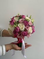 Свадебный букет из кустовых пионовидных роз, лизиантуса, одноголовых роз и зелени