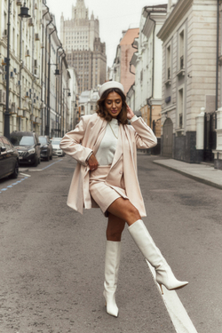 Пальто-пиджак с юбкой в молочно-бежевом цвете