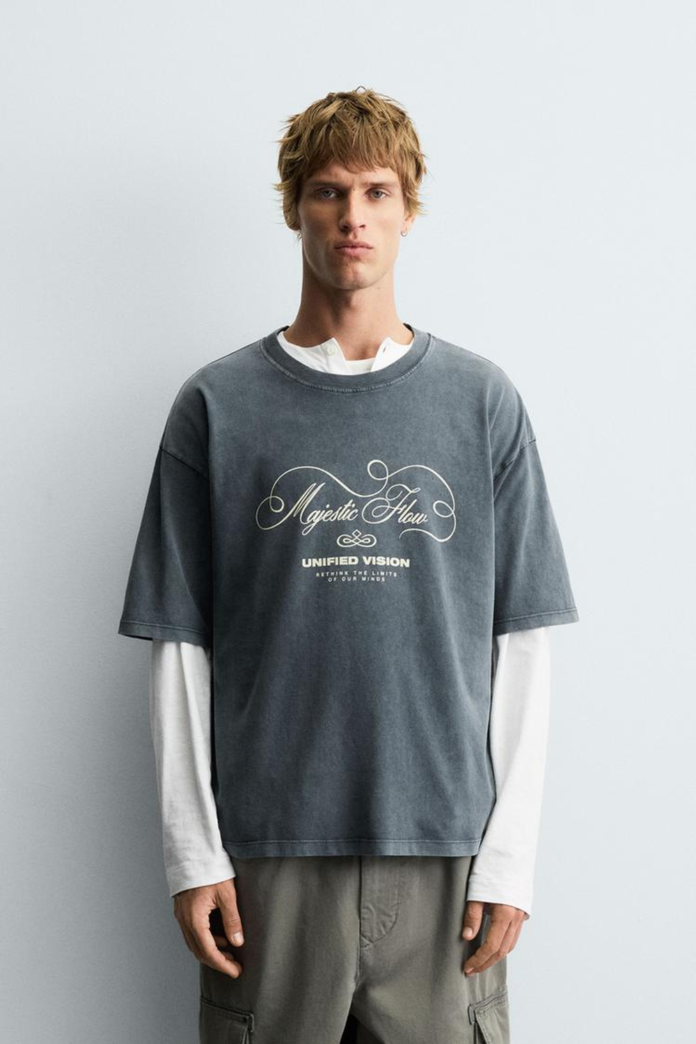 ZARA ФУТБОЛКА С ЭФФЕКТОМ ПОТЕРТОСТИ И НАДПИСЯМИ, СВЕТЛО-СЕРЫЙ