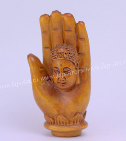 Нэцкэ Будда на ладоне