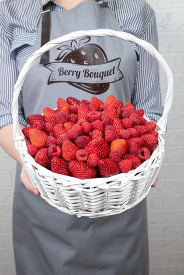 Корзина со свежими ягодами Клубника - Малина