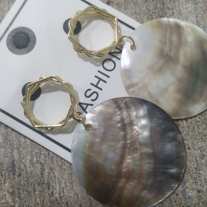 Серьги-гвоздики Перламутр диск геометрия металл золотистый