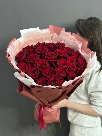 Монобукет с 25 красными розами сорта "Эксплорер" (Эквадор 60 см)