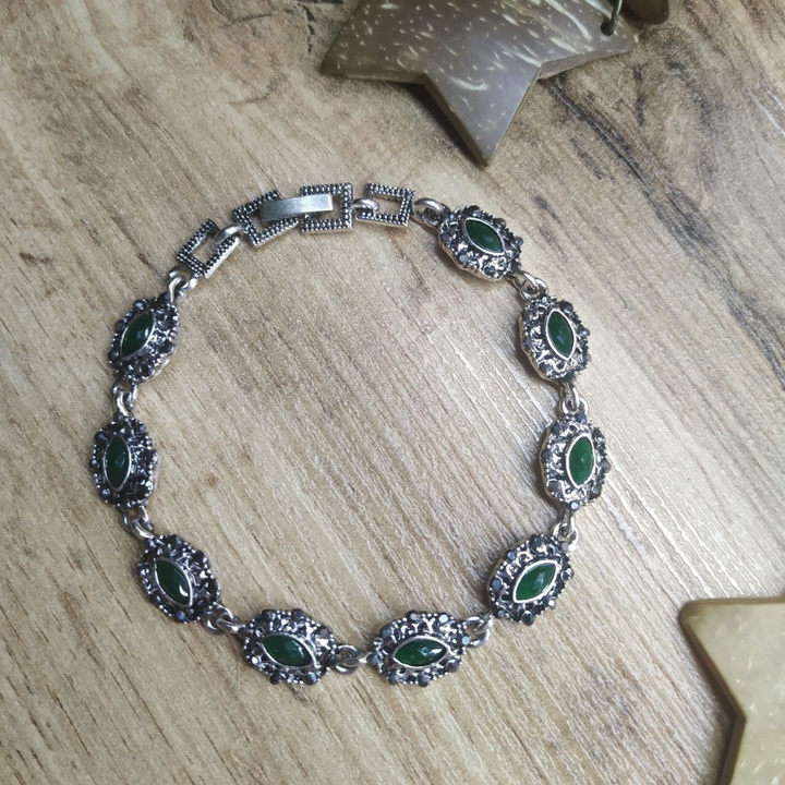 Браслет Vogue Овал стразы графитовые кристалл лепесток зеленый металл серебристый на красном бархате