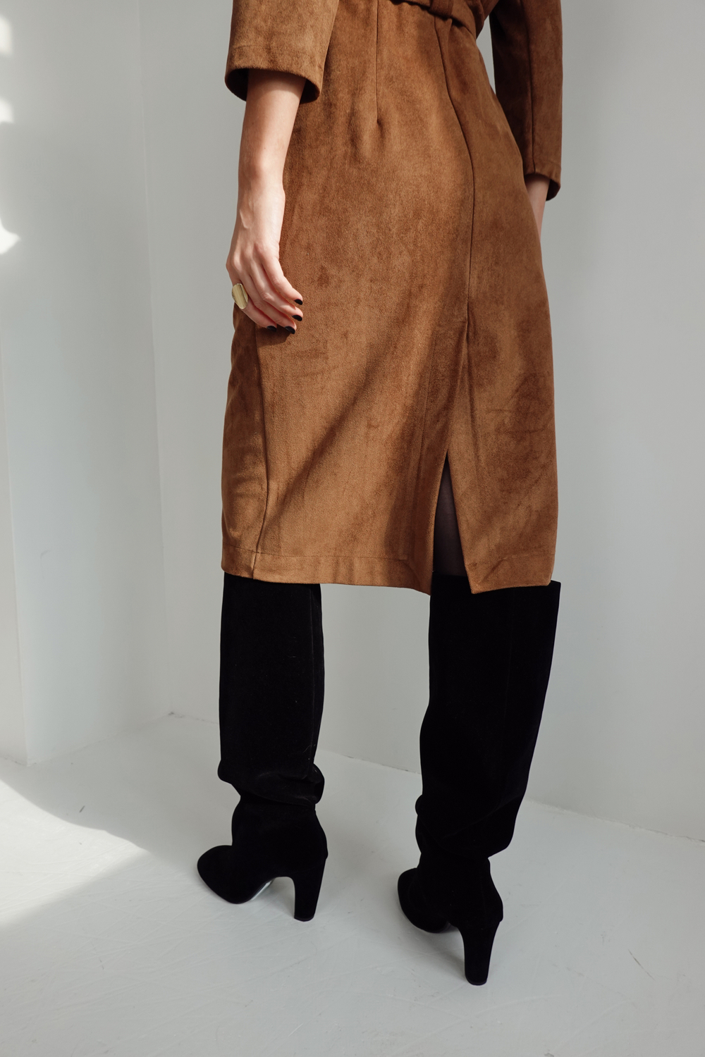 Платье из спандекса с акцентными плечами и карманами