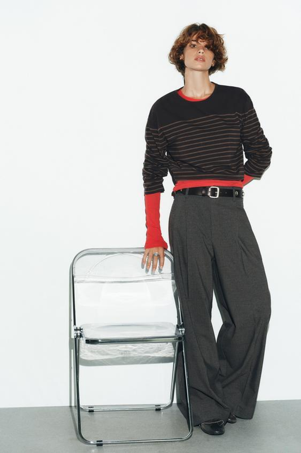 ZARA БРЮКИ С ЗАЩИПАМИ И КЛАПАНАМИ, ТЕМНО-СЕРЫЙ