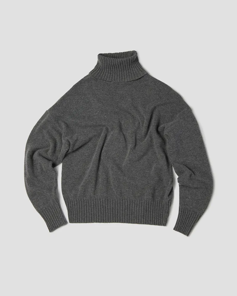 Свитер из шерсти с высоким воротником серый