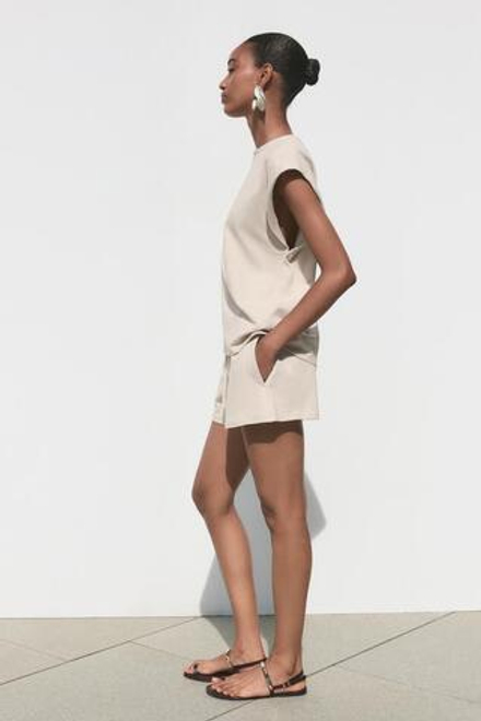 ZARA ФУТБОЛКА В СТИЛЕ РУСТИК СО СПУЩЕННЫМ ПЛЕЧОМ, ПЕСОЧНЫЙ