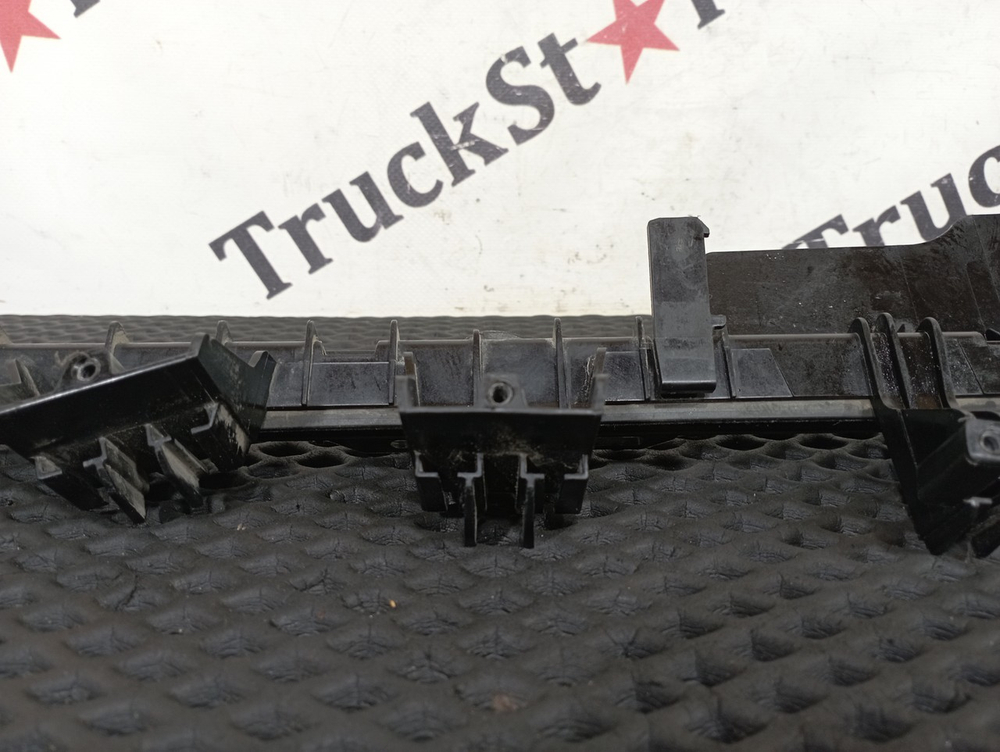 Направляющая стекла двери левой