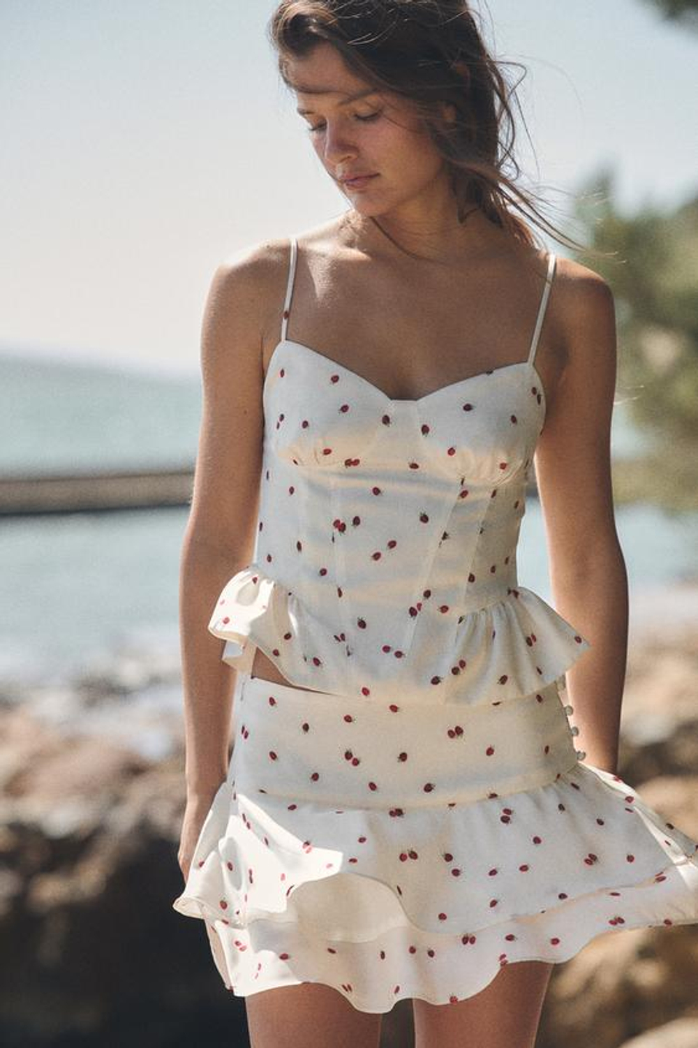 ZARA МИНИ-ЮБКА С ВОЛАНАМИ И ПРИНТОМ КЛУБНИКИ, ЭКРЮ/КРАСНЫЙ