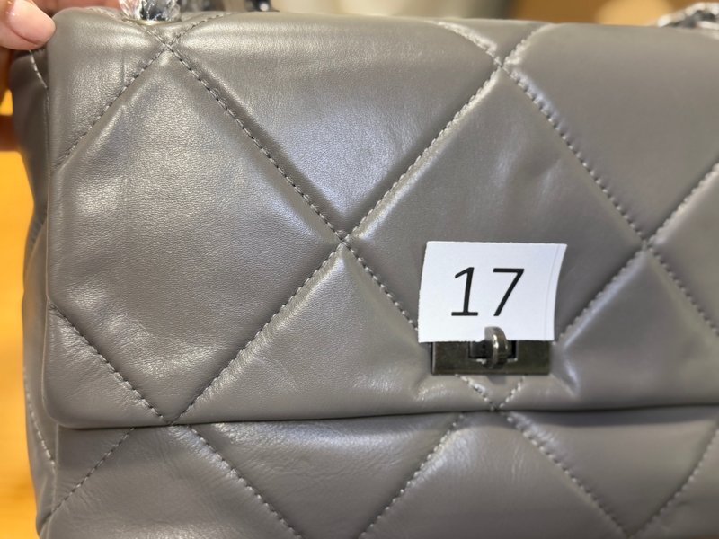 KELLY M серая - вмятина на крышке 17