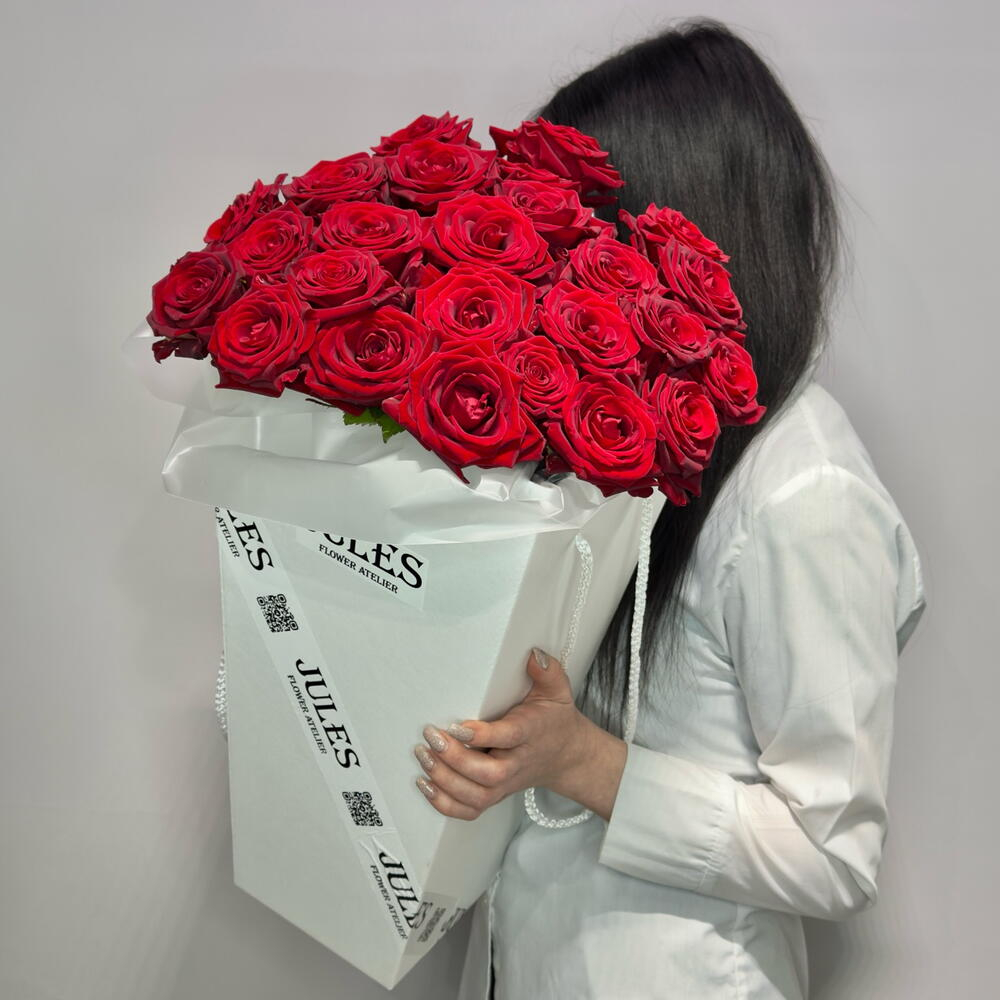 Букет из красной розы премиум Рэд Наоми 25
