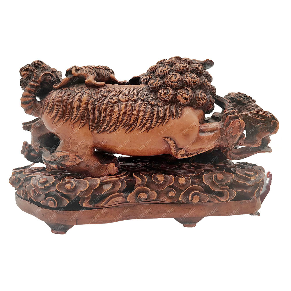 Вид сзади скульптуры Льва-охранителя