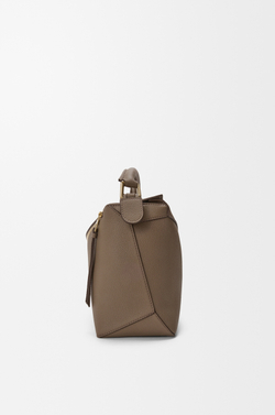 Loewe Сумка среднего размера Puzzle Edge из мягкой зернистой телячьей кожи, серо-коричневый