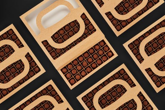 Упаковка с окном для 64 шоколадных конфет