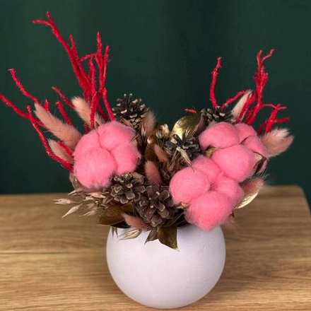 Шар из сухоцветов с красными ветками