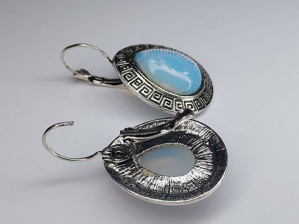 Комплект бижутерии "Лунный камень" - подвеска, серьги и браслет в форме капли