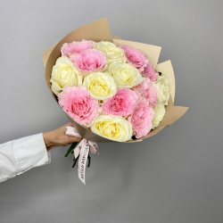 Микс из 15 розовых и белых роз