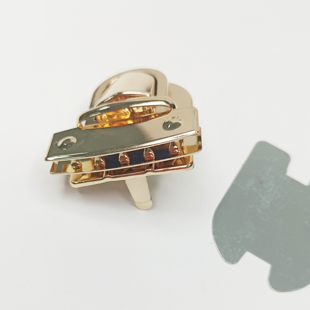 Замок-защелка на зажимах 42*50 Золото