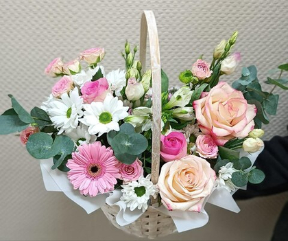 Корзина с прекрасными цветами