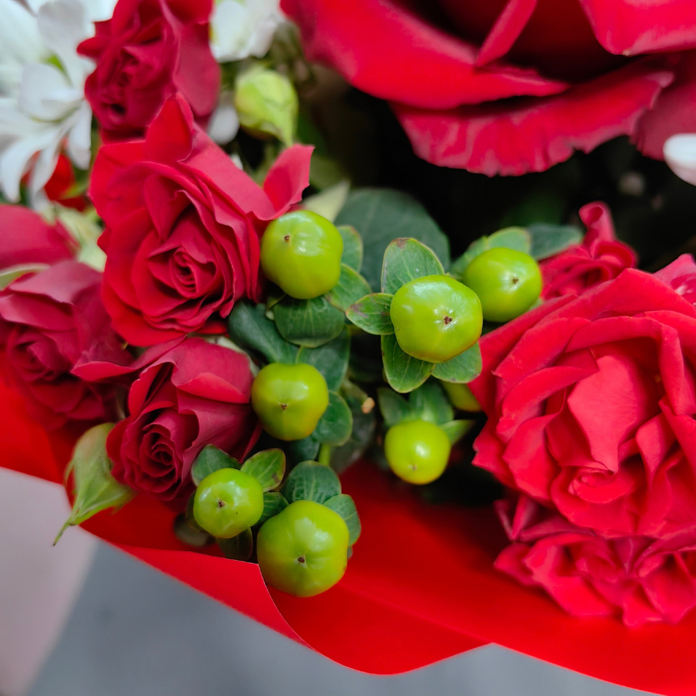 Авторский букет в бело-красной гамме