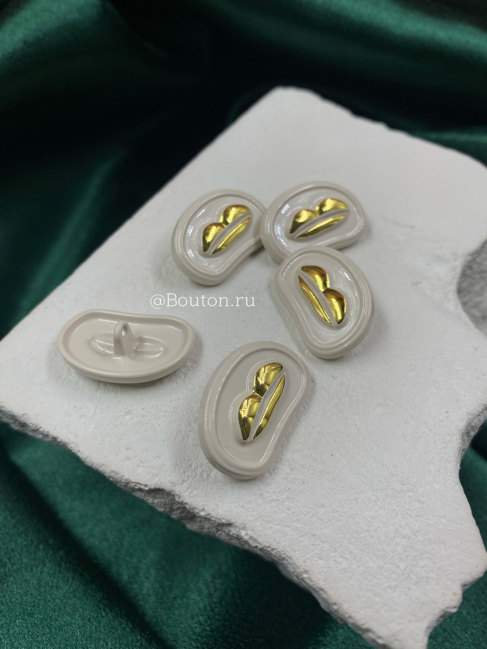 Пуговицы Скиапар. глянцевая золотистая "Губы" кремово-бежевая эмаль