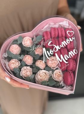 Композиция «Сердце» с пионовидными кустовыми розами, эвкалиптом и макарунс от Флора Маркет, размер S
