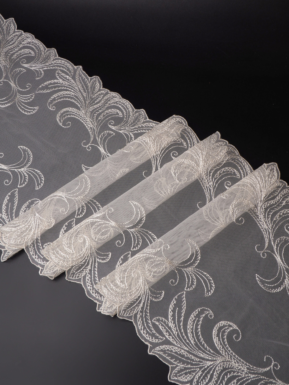 Вышивка на сетке молочная ширина 23.5 см отрез 1,7 м (брак)