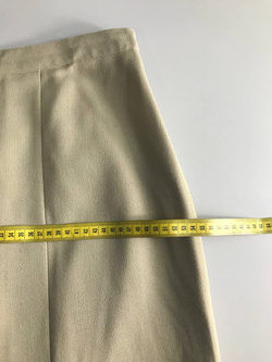 Юбка светлого оттенка, визуально на 48/50 размер