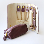 Бежевый кофр для украшений для выездной торговли.