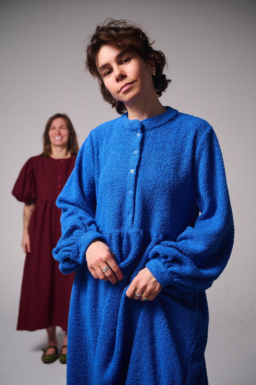 Платье оверсайз "жабо без жабо" из плюшевой ткани Тедди, ярко-синий