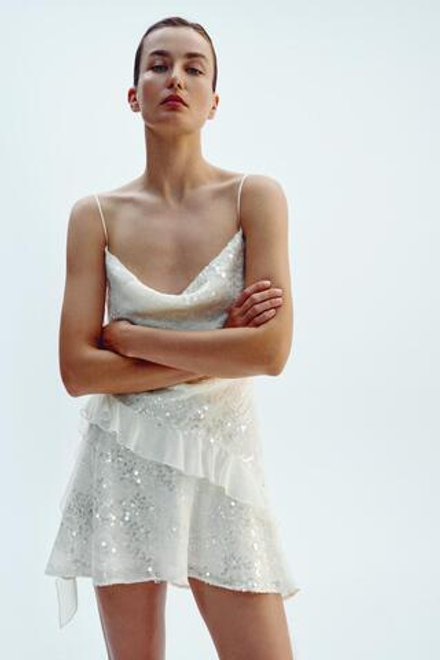 ZARA КОРОТКОЕ ПЛАТЬЕ С ВОЛАНАМИ И ПАЙЕТКАМИ, ЖЕЛТОВАТО-БЕЛЫЙ