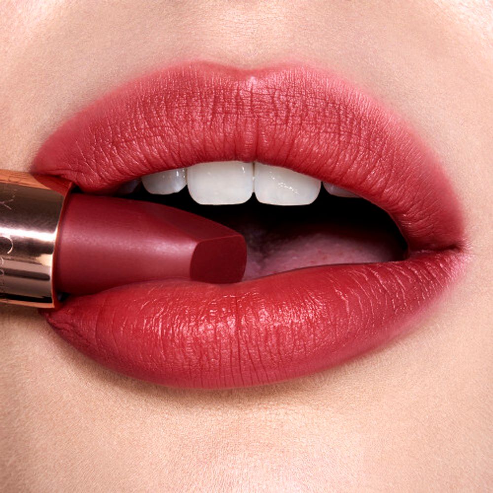 Помада для губ Charlotte Tilbury Matte Revolution Lipstick - Walk of No Shame