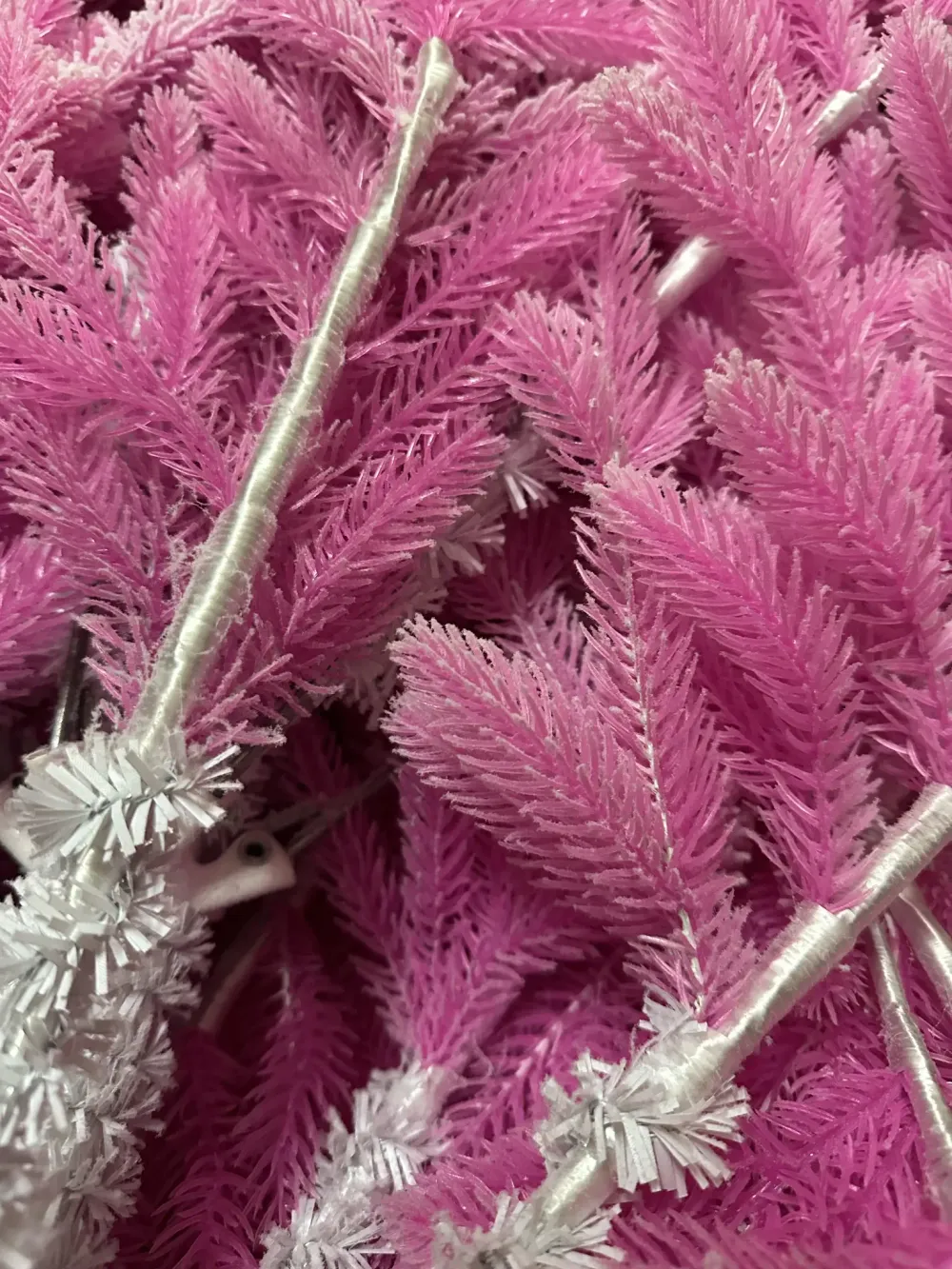 Заснеженная розовая елка «Фэнтези» (Литая хвоя) 215см / 2,1 м