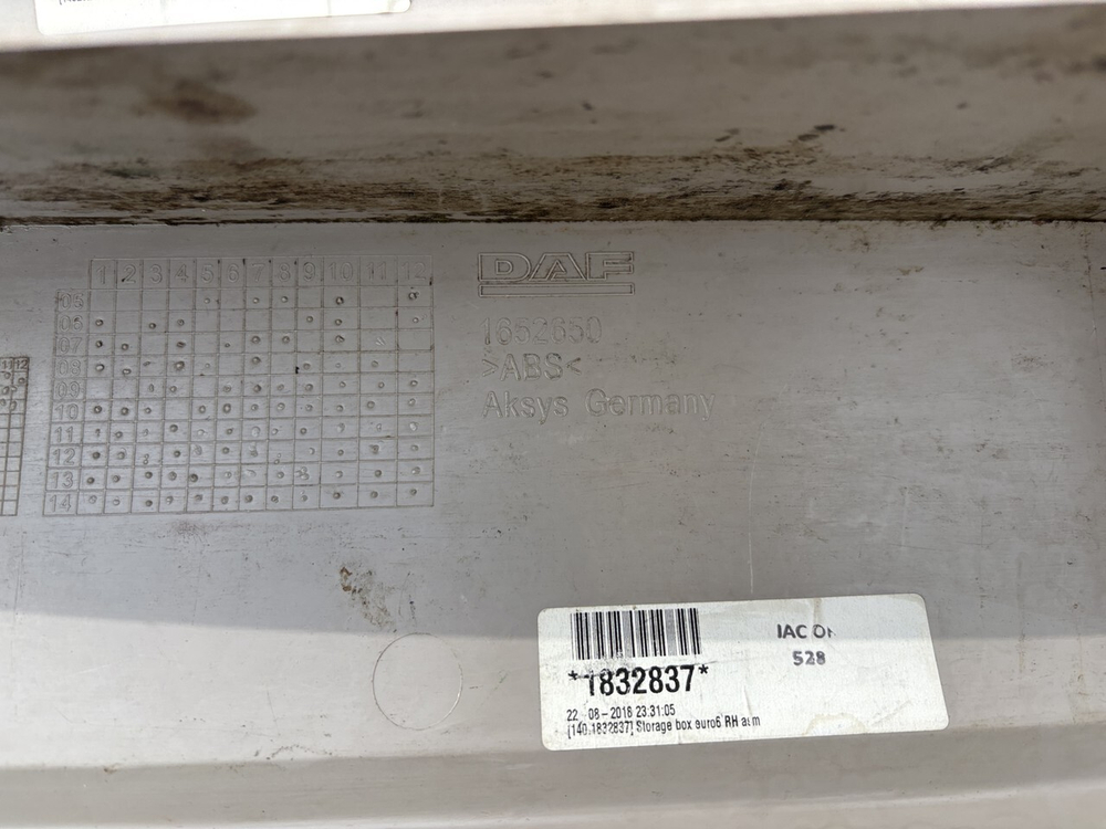 Облицовка (дефект) коробки хранения правая 2018г