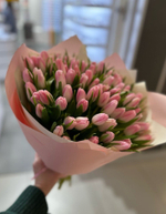 Букет из 75 розово-белых тюльпанов