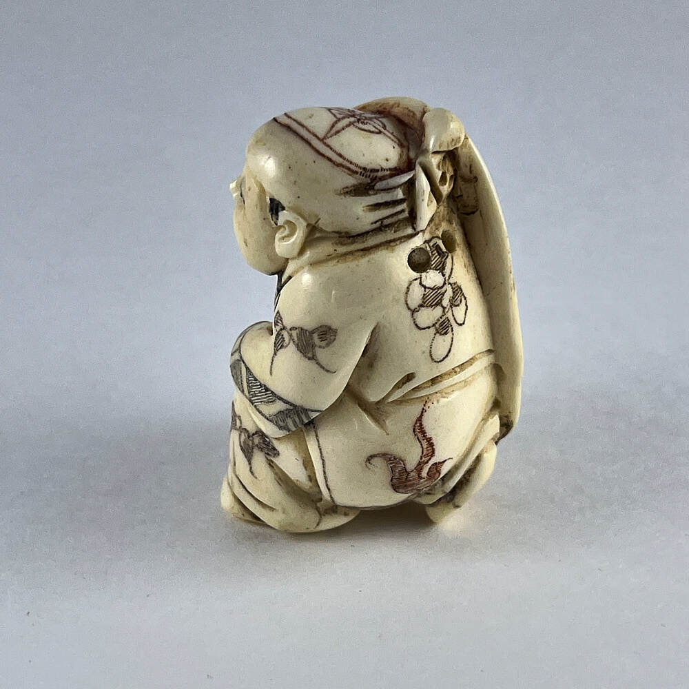 Статуэтка нэцкэ Ребенок карако на огромном листе