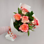 Букет для девушки нежный из 5 розоватых роз и рускуса, 50 см