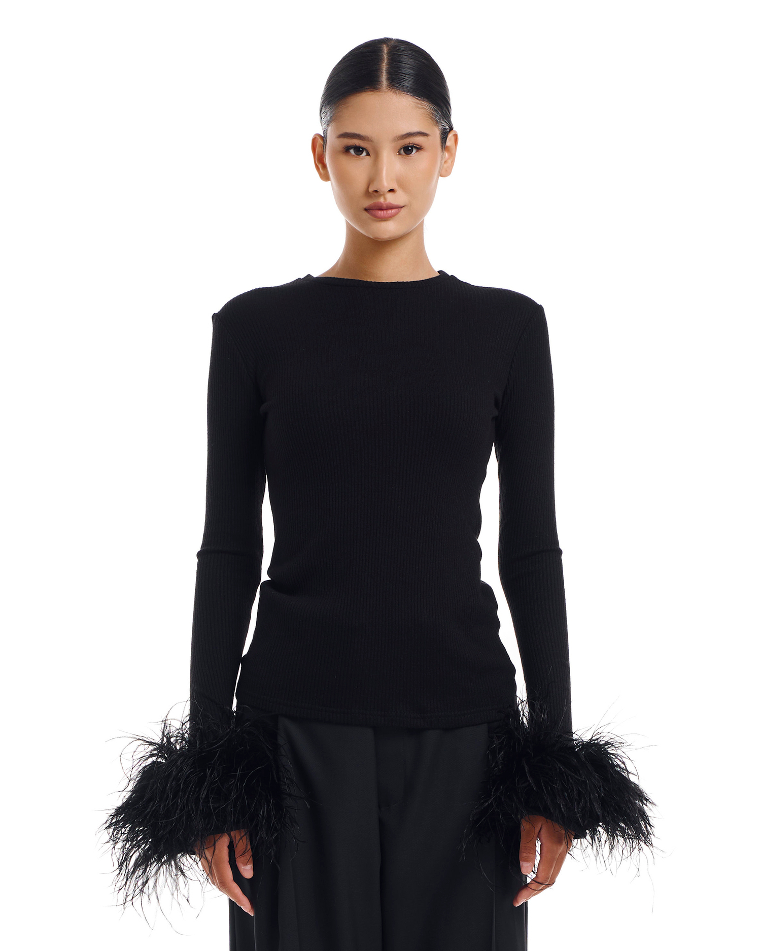 Кофта лапша с перьями на рукавах черная