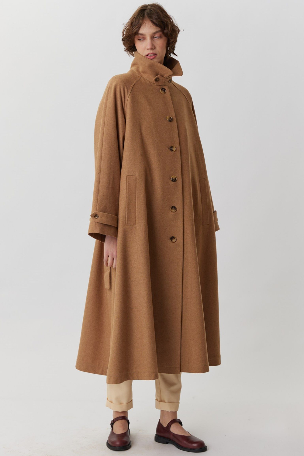 ОБъемное пальто бежевого цвета